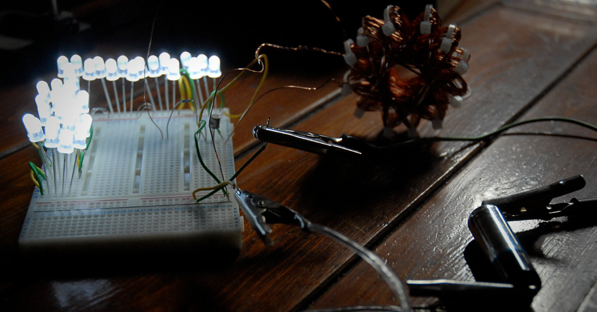 Joule Thief circuit powering 32 LEDs with 1.5 volt battery